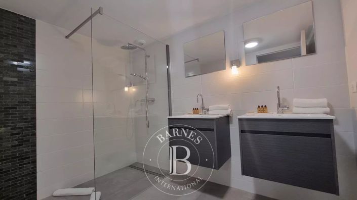 Image No.8-5 Bed House for sale