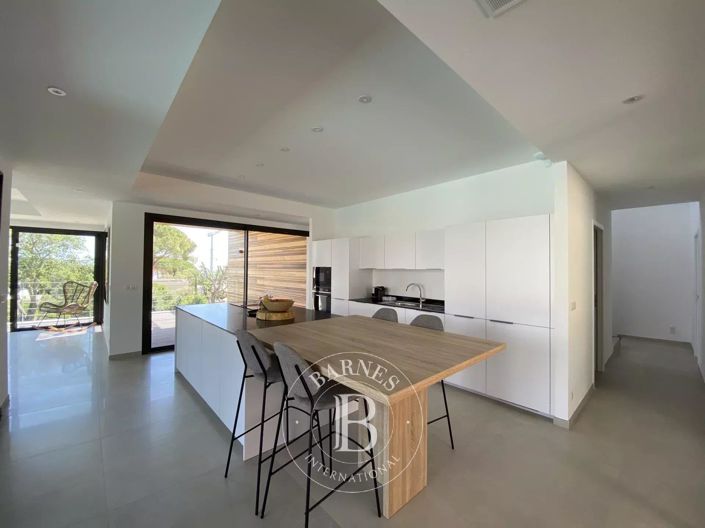 Image No.8-5 Bed House for sale