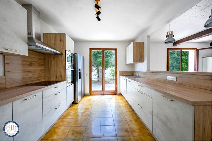 Image No.7-5 Bed House for sale