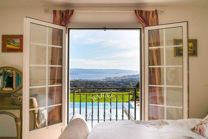 Image No.8-5 Bed House for sale