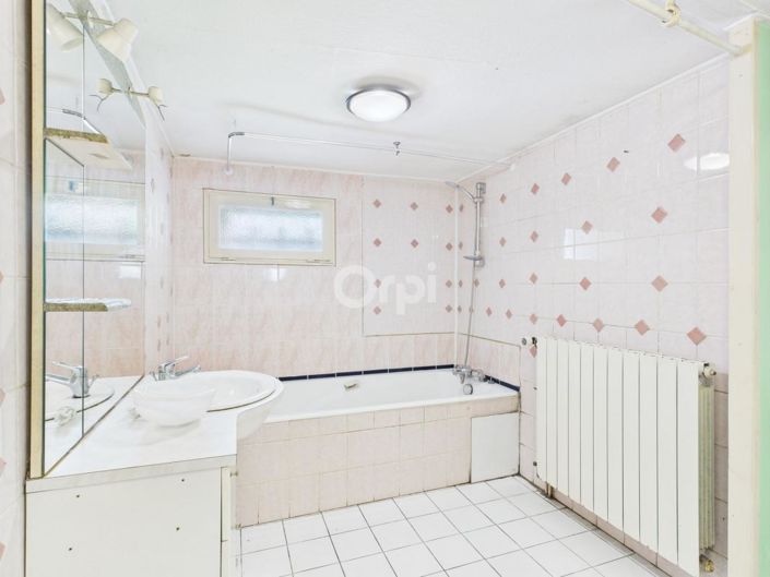 Image No.8-5 Bed House for sale