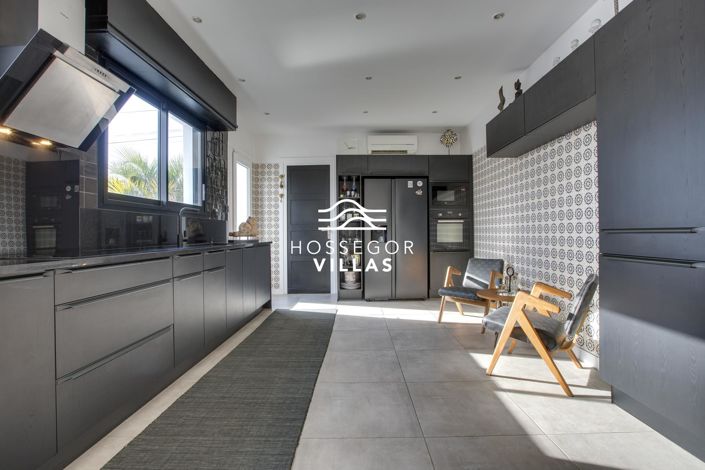 Image No.4-6 Bed House for sale