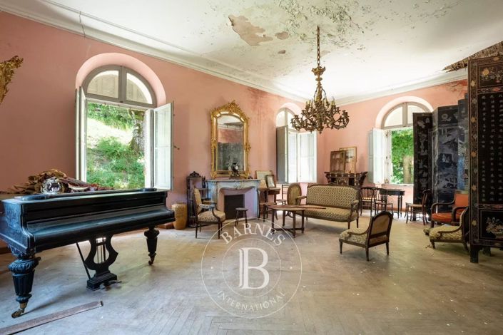 Image No.10-8 Bed House for sale