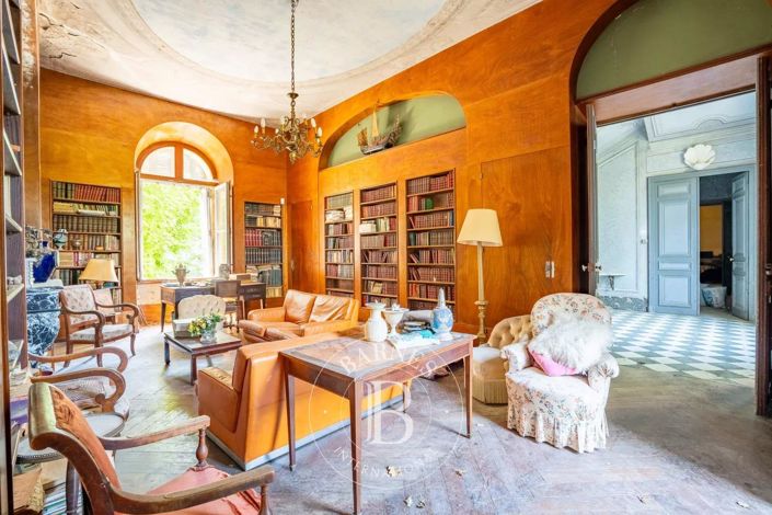 Image No.9-8 Bed House for sale