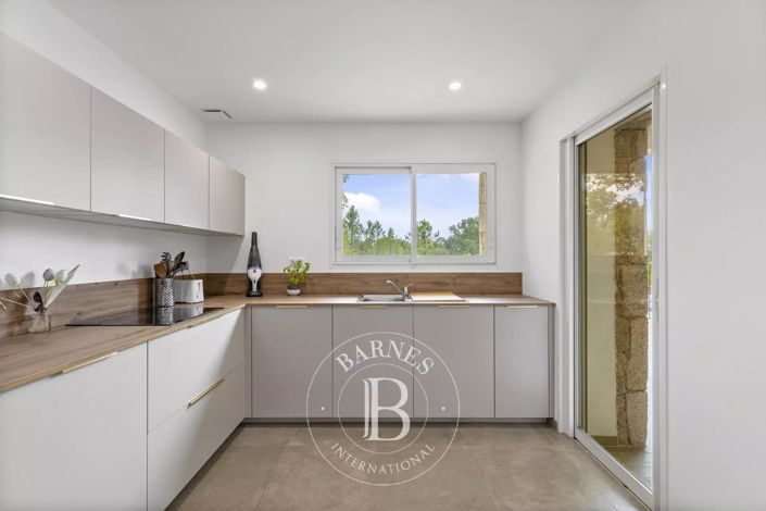 Image No.8-4 Bed House for sale