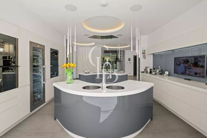 Image No.27-6 Bed House for sale