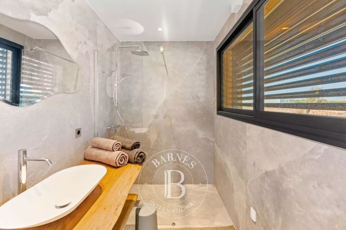 Image No.12-5 Bed House for sale