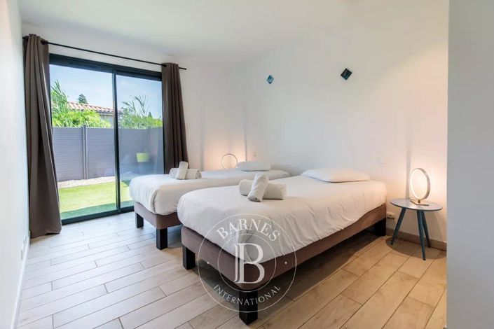 Image No.8-3 Bed House for sale