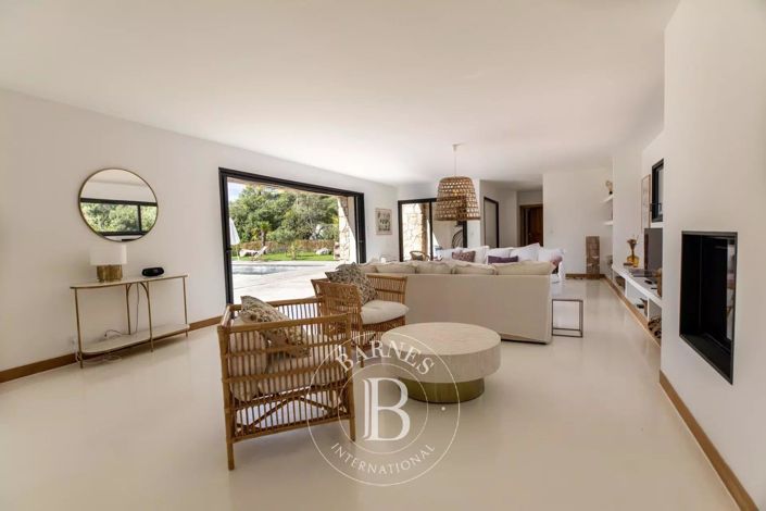 Image No.2-4 Bed House for sale