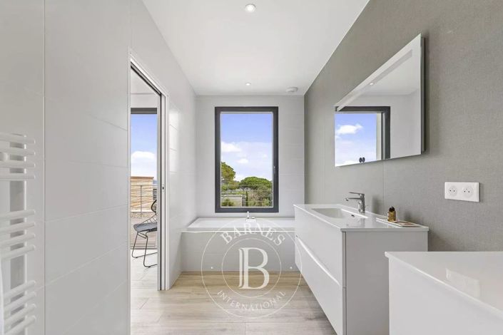 Image No.12-5 Bed House for sale