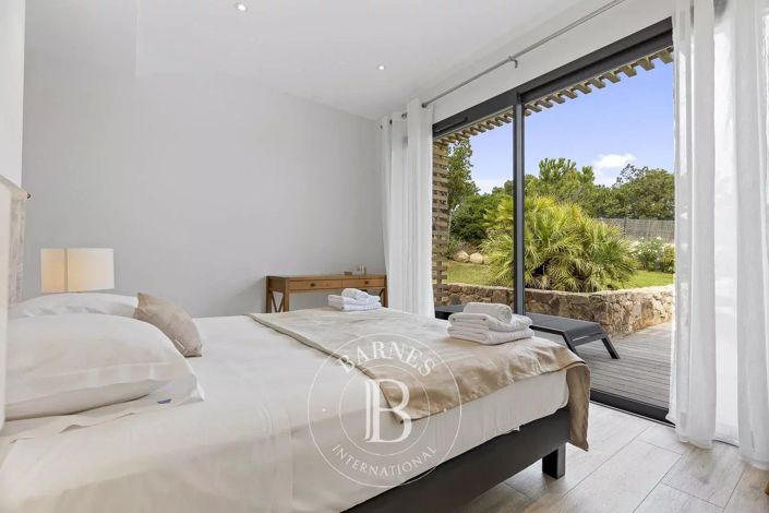 Image No.6-5 Bed House for sale