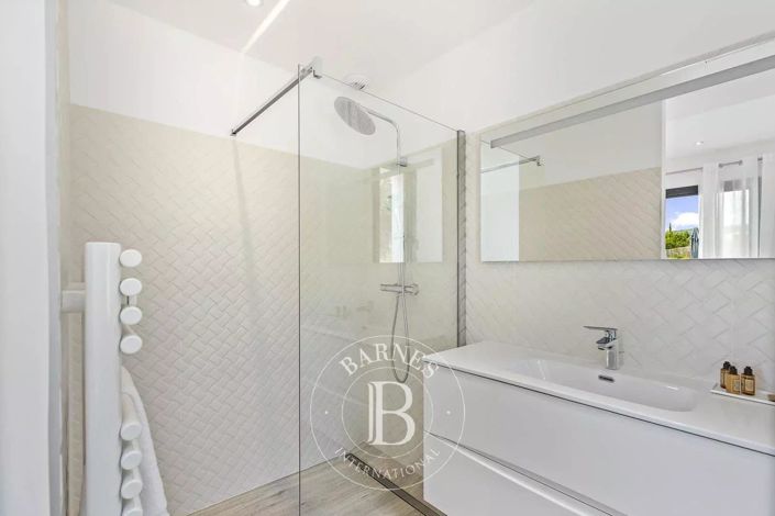 Image No.8-5 Bed House for sale