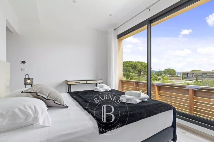 Image No.9-5 Bed House for sale