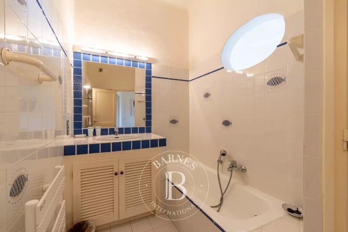 Image No.18-6 Bed House for sale