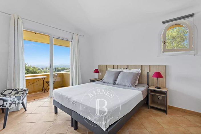 Image No.10-3 Bed House for sale