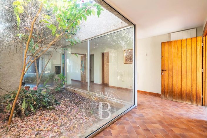 Image No.9-5 Bed House for sale