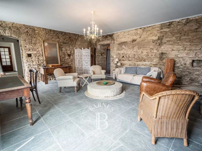 Image No.10-11 Bed House for sale