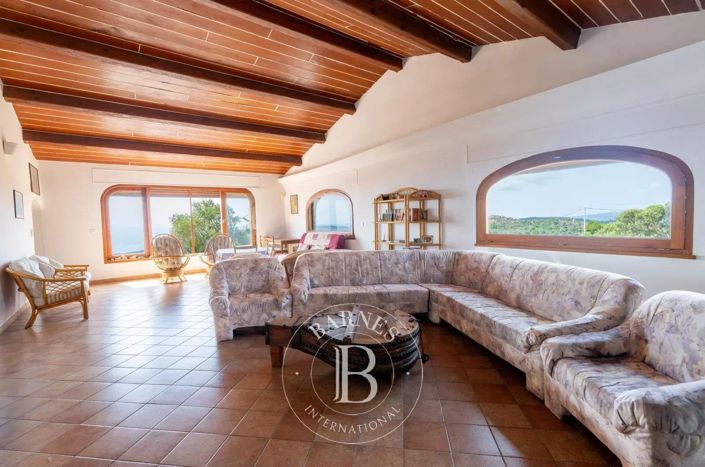 Image No.3-4 Bed House for sale