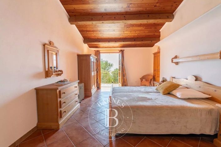 Image No.6-4 Bed House for sale