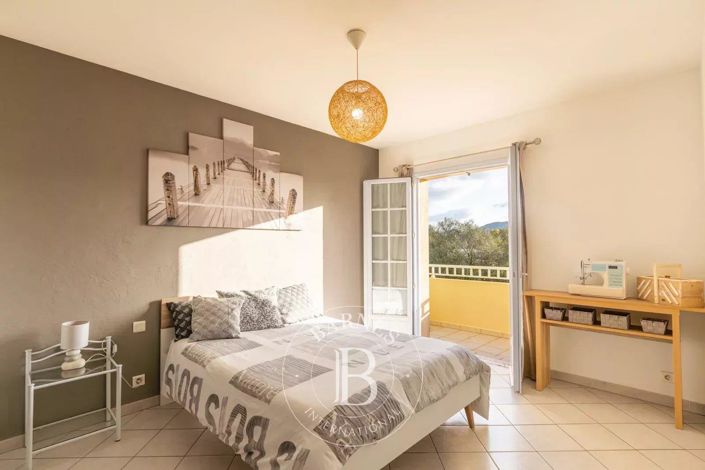 Image No.7-4 Bed House for sale