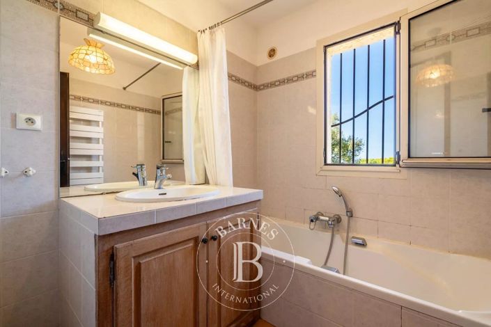 Image No.7-5 Bed House for sale