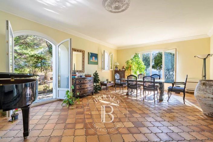 Image No.10-6 Bed House for sale