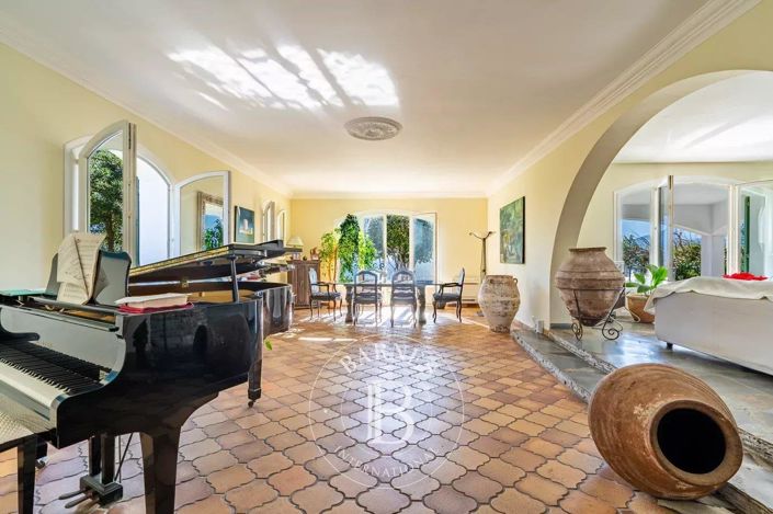 Image No.9-6 Bed House for sale