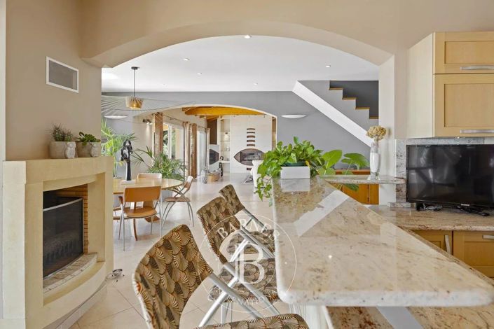 Image No.8-4 Bed House for sale