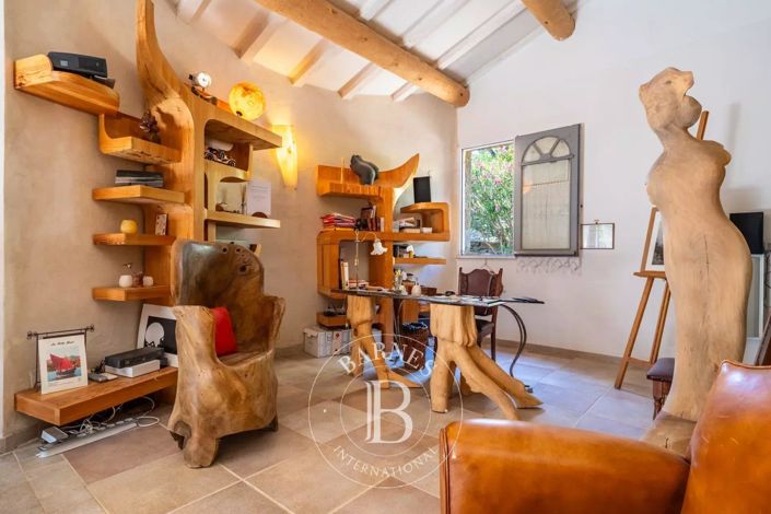 Image No.10-8 Bed House for sale