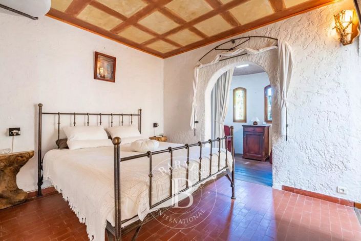 Image No.18-8 Bed House for sale