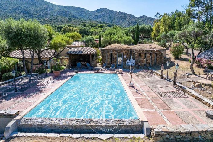 Image No.4-8 Bed House for sale