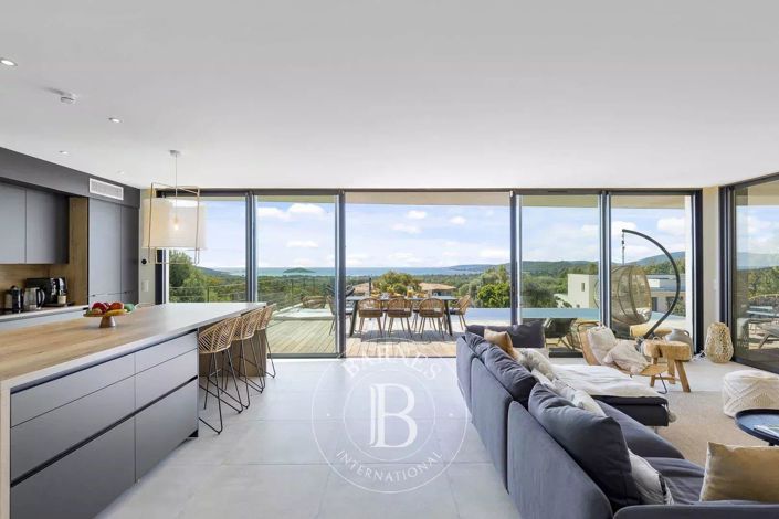 Image No.10-4 Bed House for sale