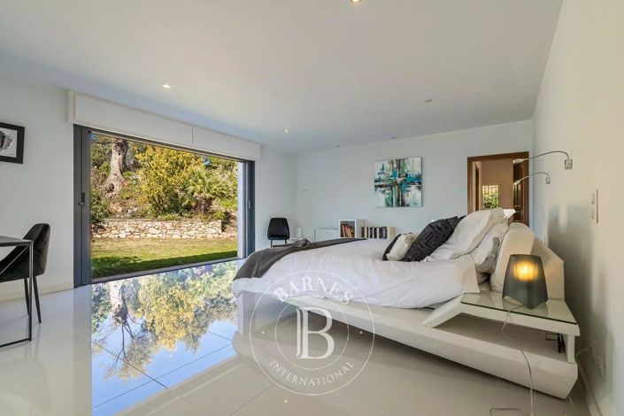 Image No.12-6 Bed House for sale