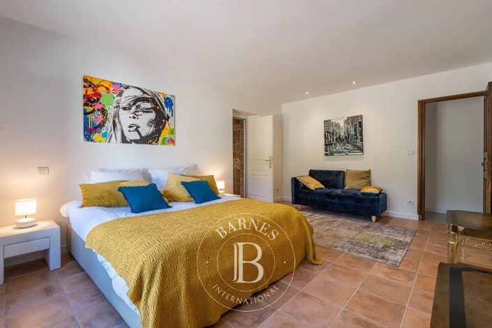 Image No.17-6 Bed House for sale