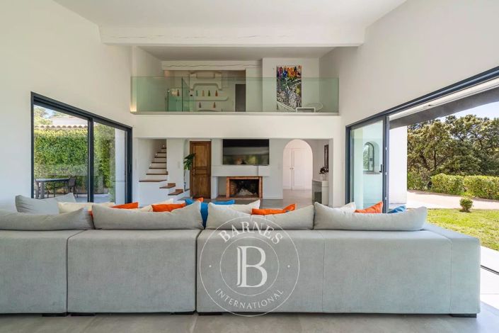 Image No.8-6 Bed House for sale