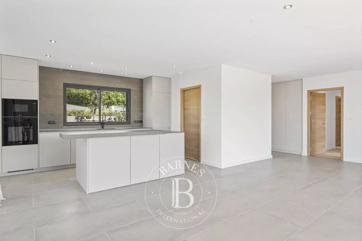 Image No.7-3 Bed House for sale