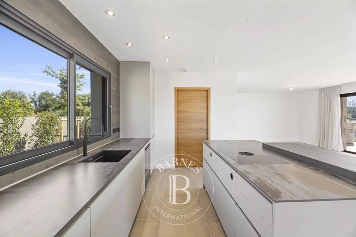 Image No.8-3 Bed House for sale