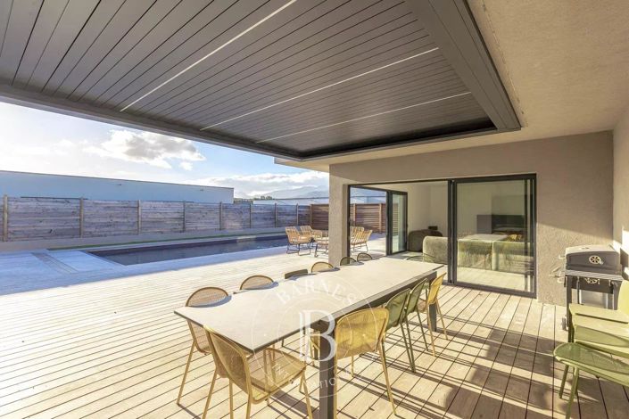 Image No.1-6 Bed House for sale