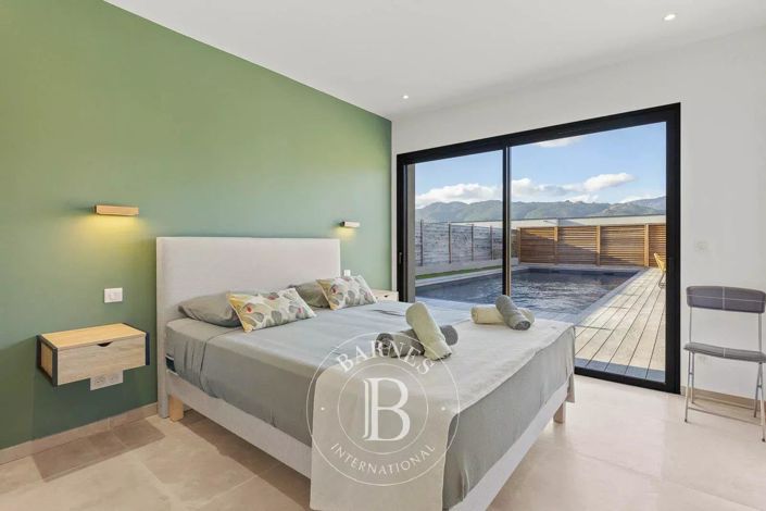 Image No.6-6 Bed House for sale