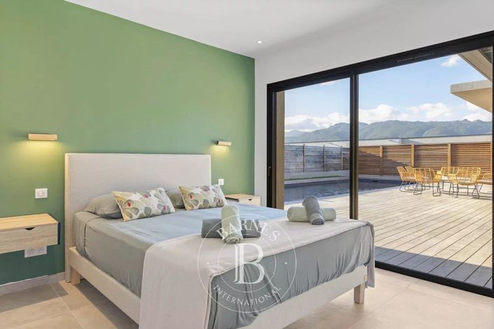 Image No.8-6 Bed House for sale