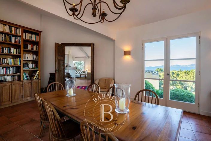 Image No.8-6 Bed House for sale