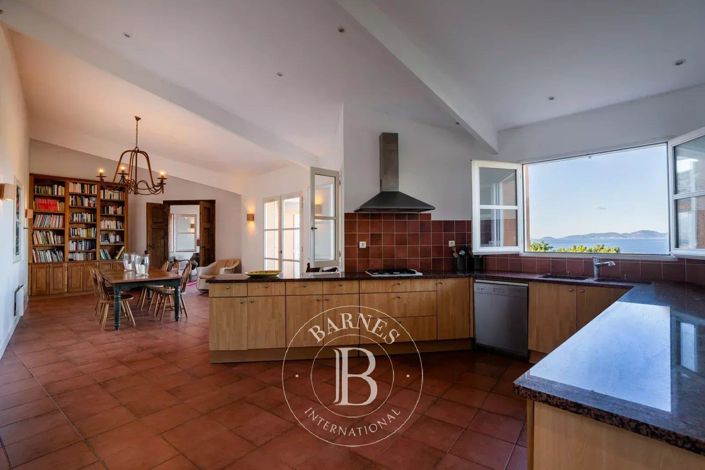 Image No.9-6 Bed House for sale