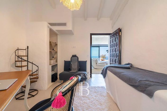 Image No.18-5 Bed House for sale