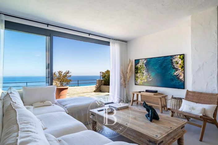 Image No.6-5 Bed House for sale