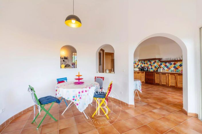 Image No.11-5 Bed House for sale