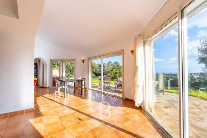 Image No.6-5 Bed House for sale