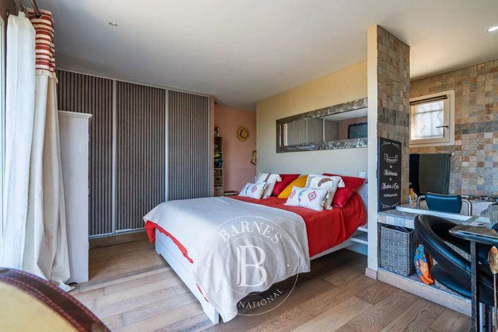 Image No.12-7 Bed House for sale