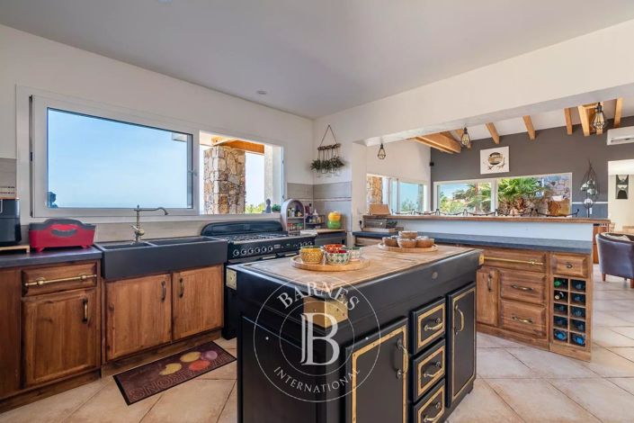 Image No.8-7 Bed House for sale