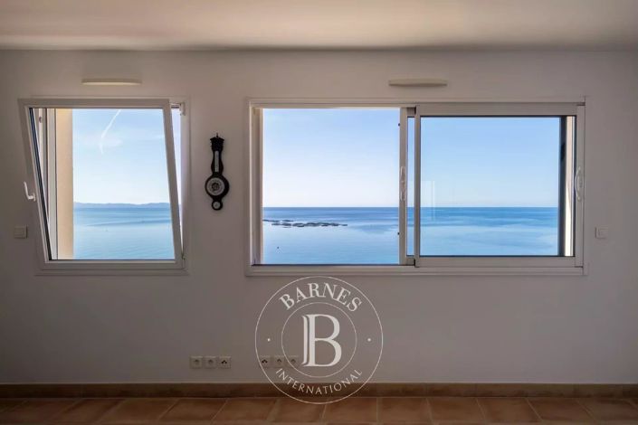 Image No.10-3 Bed House for sale