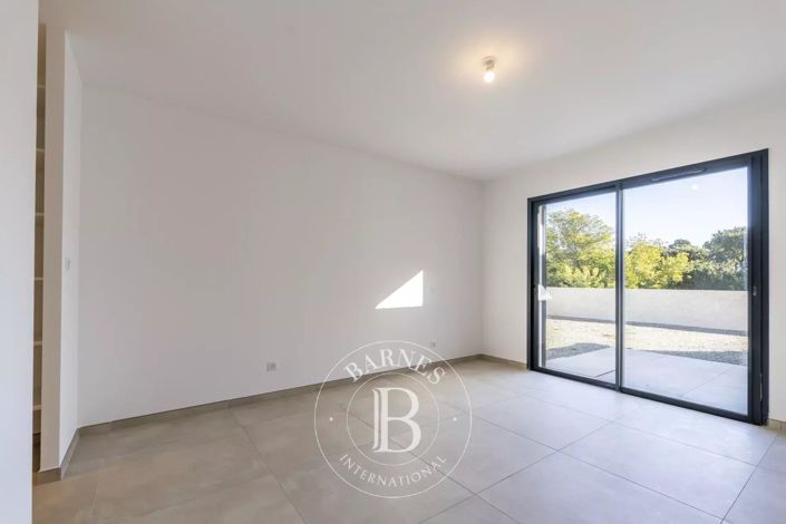 Image No.10-4 Bed House for sale